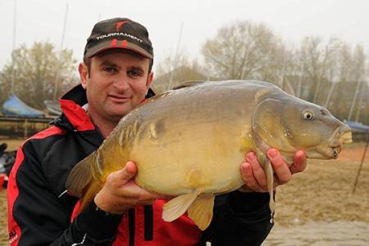 Method Feeder Fishing with SWEETCORN and BREAD