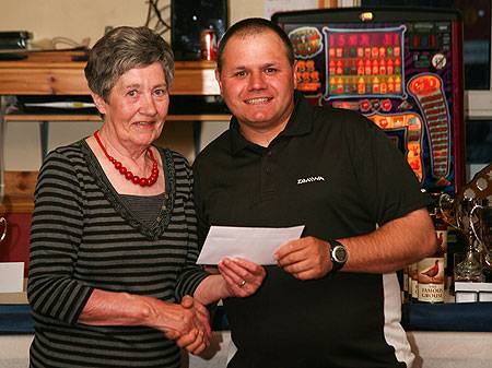 Commodore of Stornoway Sea Angling Club, Aga Urquart presents Steve with the winner’s envelope.